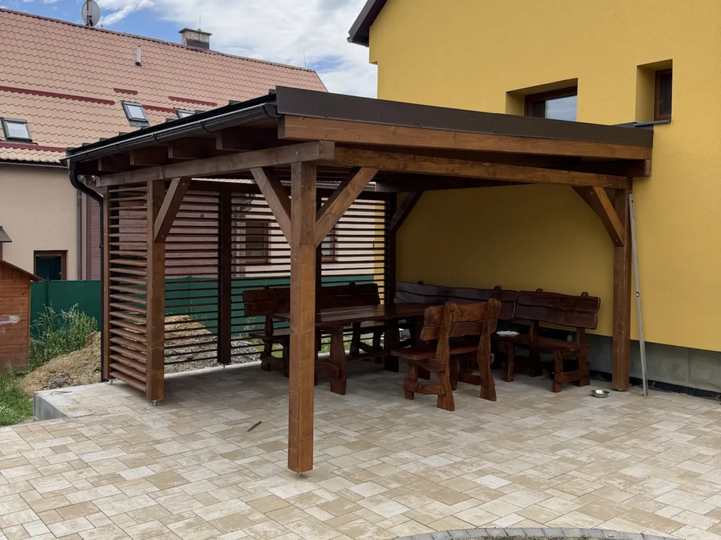 Dokončená dřevěná pergola ve Frýdku-Místku