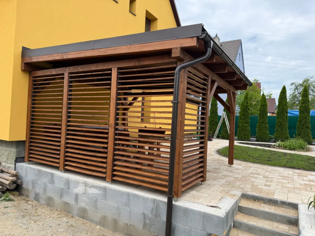 Dřevěná pergola s odvodem dešťové vody