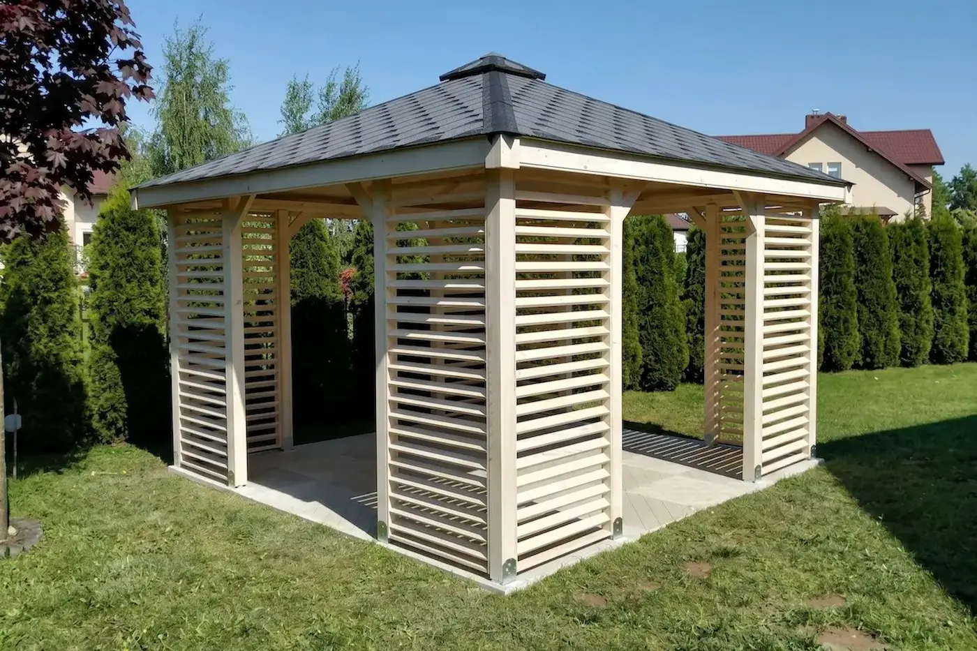 Dřevěný zahradní altán