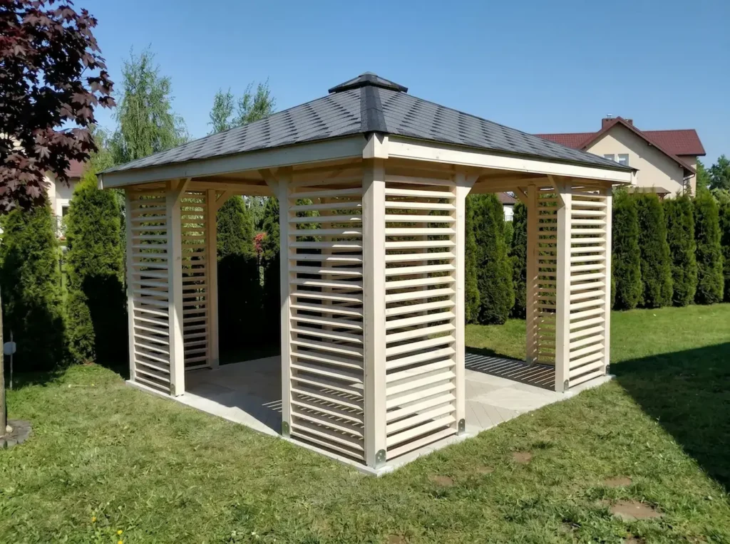 Dřevěný zahradní altán
