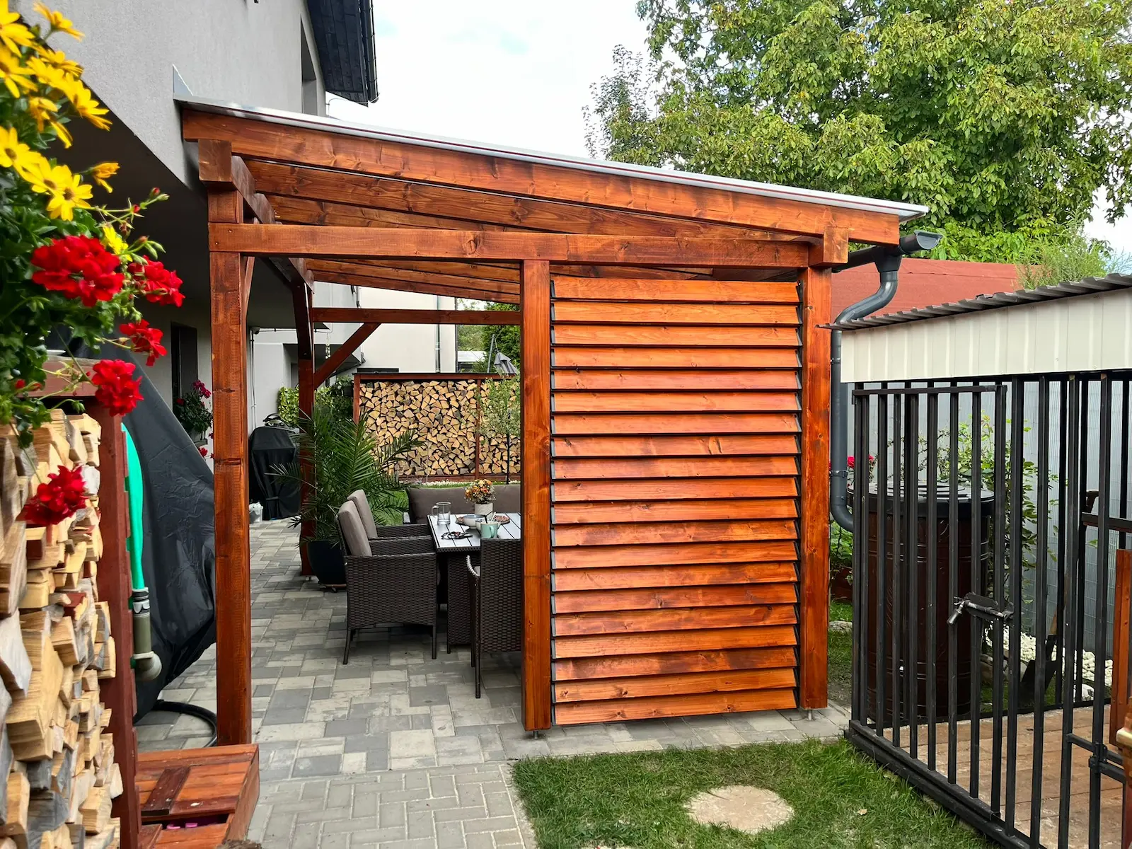 Dřevěná pergola s otočnými lamelami v Třinci