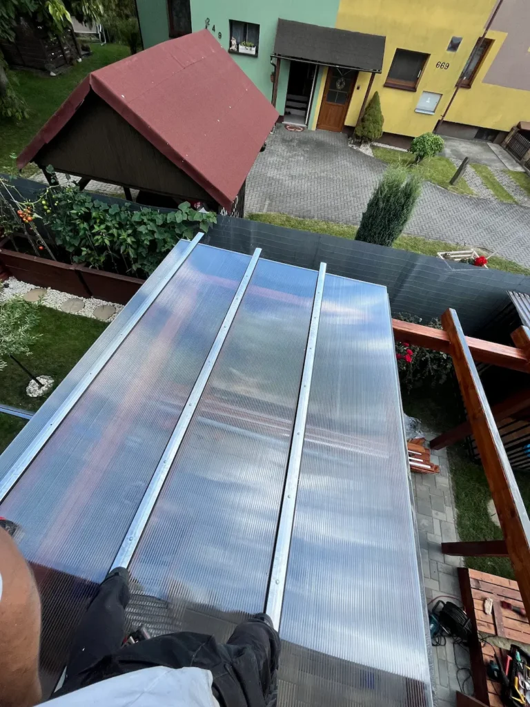 Pohled na polykarbonátovou střechu